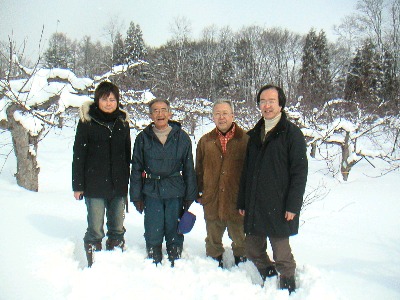 雪のりんご園で木村秋則さんとシェフたち
